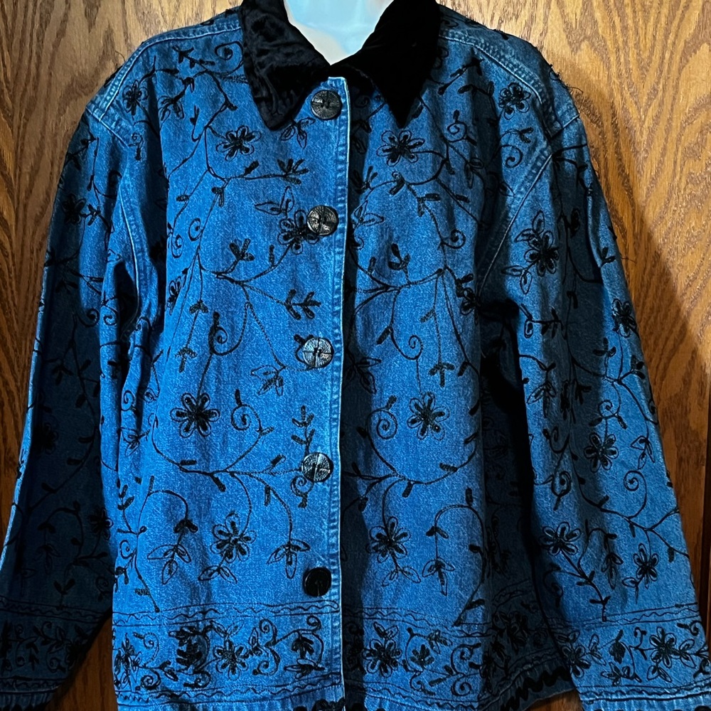 Women's denim jean jacket by UNITS. -XL -embroidered w/ velvet collar